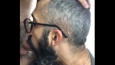 Fumando, chupando... e dando.