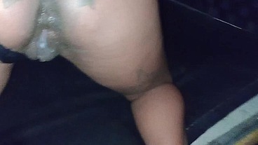 Comemorando o aniversário do marido dentro presídio com muito leite na buceta
