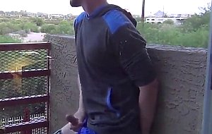 Auf dem Balkon gewichst