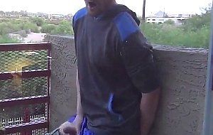 Auf dem Balkon gewichst