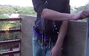 Auf dem Balkon gewichst