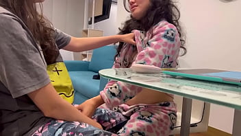 Me toc&oacute_ la vagina mi amiga en casa de sus padres