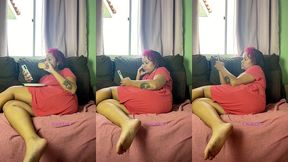 chubby girl farting on breakfest on couch natural gas release