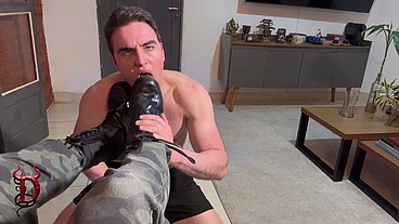 Cheguei Cansado com Pés Sujos do Trabalho e Mandei Meu Escravo Massagear e Lamber Tudinho - POV