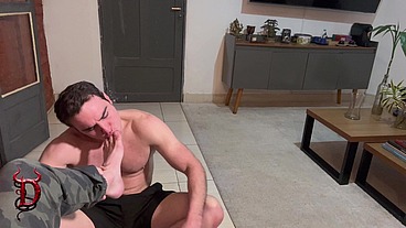 Cheguei Cansado com Pés Sujos do Trabalho e Mandei Meu Escravo Massagear e Lamber Tudinho - POV