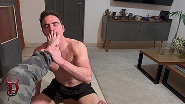 Cheguei Cansado com Pés Sujos do Trabalho e Mandei Meu Escravo Massagear e Lamber Tudinho - POV