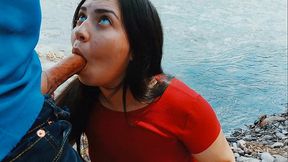 Arriesgado blowjob apasionado en la naturaleza al aire libre