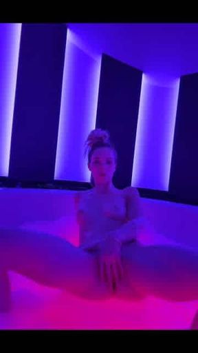 Teen Slut in Bathtube