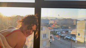 solo : plaisir solo devant la fenetretoute excitee devant la baie ...