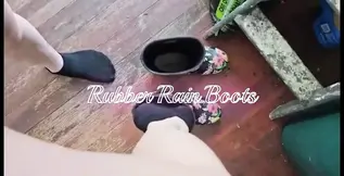 sexy maat 6 MILF in rubberen laarzen met verschillende hoeken