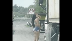 exhibicionismo en la carretera con traileros