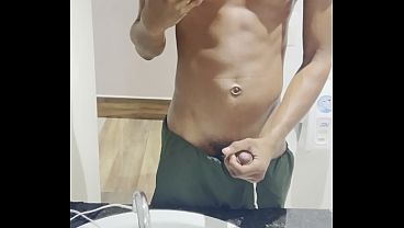 Novinho pauzudo se exibindo gostoso tocando uma punheta