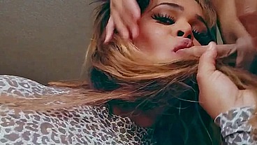 BlowjobqueenTs - novinho fez 18 anos e ganhou presente da prima travesti ... muito cuzinho