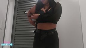 seguranca do condominio me reconheceu botou eu pra mamar sua rola preta grande e gozou na minha buceta no banheiro