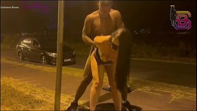 Putinha deixa marido em casa e vai na rua dar pra dotado