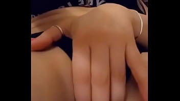 Me toco la conchita y despu&eacute_s los dedos a la boca