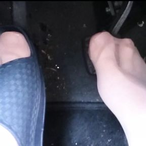 Pedal pumping in slippers with nylon feet