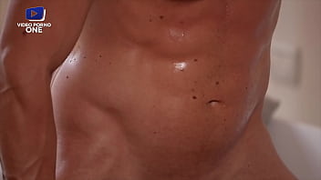 2 queues pour cette magnifique milf aux gros seins !