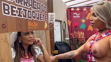 Festa junina gang bang com 10 trans e uma puta
