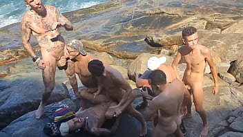 FIZEMOS UMA SURUBA BAREBACK NA PRAIA DE ABRIC&Oacute_, MARC FERRI, RENBRI CARIOCA, PIGBOY, ANDER HARD E AMIGOS