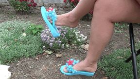 DANGLING and toe topping in flip flops 5FF