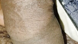 Jovem namorada asiática, com corpo delicado, chupa pau preto antes de penetrar seu próprio cu apertado.