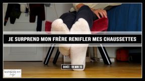 Je surprend mon frère renifler mes chaussettes sales