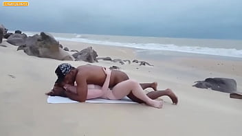 Duas gostosas transando na praia de nudismo na Bahia Albina e morena leva porra no rabo