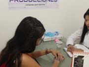 voy a terapia con mi psicologa y se aprovecha y me calienta el coño y me masturba