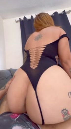 LA MADRASTRA DE MI AMIGO ME SEDUCE MIENTRAS EL NO ESTÁ