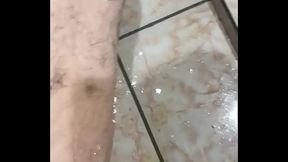 Mijando no banho