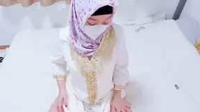 Malaysian hijabi girl shows off her enormous booty