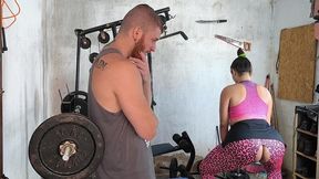 ops minha calca rasgou bem no cu, meu personal me fodeu na academia mesmo