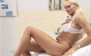 जूडिथ ग्रांट एक क्रूर और बेहद कठोर गुदा मैथुन का शिकार होती है।