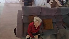 Milf sofy en cuir et satin joue la petite salope