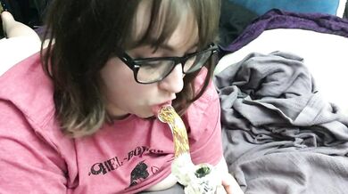 Horny stoner squirts pathetically