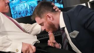 Financial specialist gets a wet penis massage prior to fucking his man