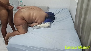 Fui surpreendido pela minha cunhada não resisti e taquei a piroca na safada