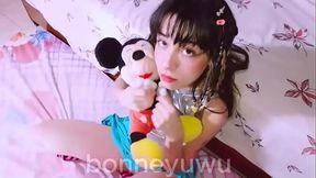 14:21 argentina juega con sus peluches mientras su padrastro le da sexo