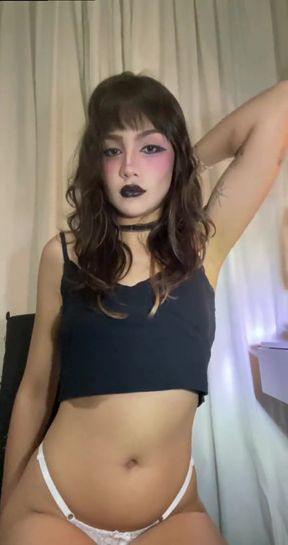 OnlyFans teen amateur reveals her body