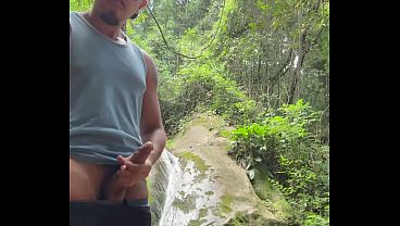 BATENDO UMA NA CACHOEIRA