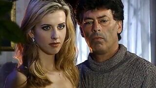 Salope baisée dans une partouze anale sauvage