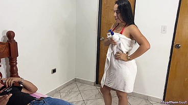 Mi Madrastra me pidió un Masaje en Aceite en Todo su Cuerpo Caliente y en Bikini Chiquito