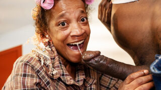 Mørk BBW bestemor slurper BBC før vill anal pounding og rotete sædsprut