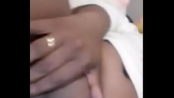 Coroa gozando enquanto marido d.