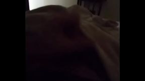 Batendo uma enquanto o amigo na cama de cima.