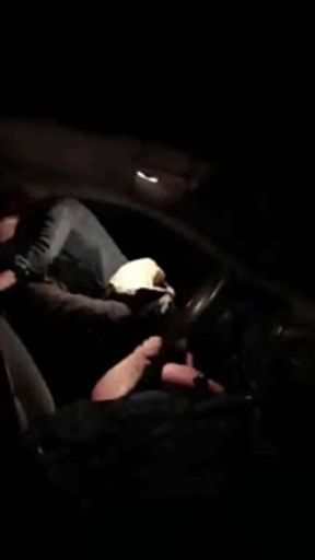 Un dîner quelque peu épicé : exhib dans un restaurant et un parking