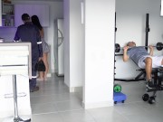 follo a un extraño en la cocina mientras mi marido entrena en el cuarto de al lado+ el no se entera