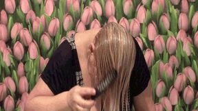 Intensive washing and super smooth combing blonde