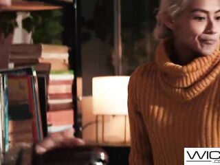Super Sexy Golden-haired Model Disrobes Down To Take Pictures & Bang